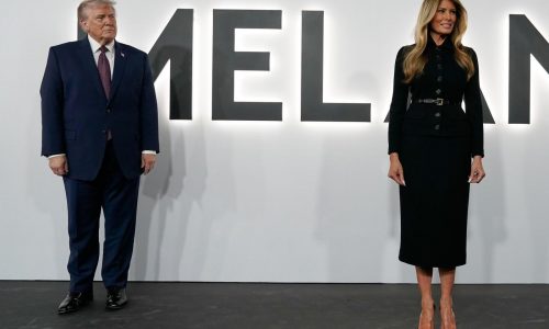 “Send Help” encabeza los cines el fin de semana del Super Bowl; “Melania” cae