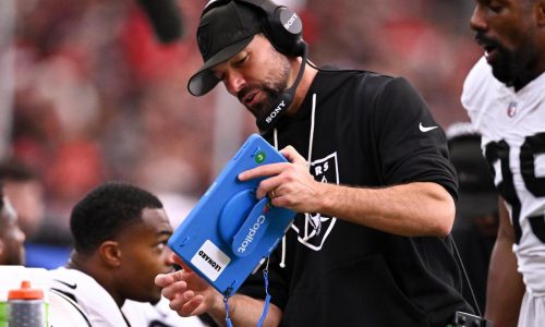 Klint Kubiak avanza rápido para completar su cuerpo de entrenadores con los Raiders