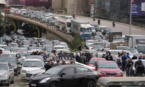 Manifestantes bloquean carreteras en Beirut en protesta contra aumentos de impuestos
