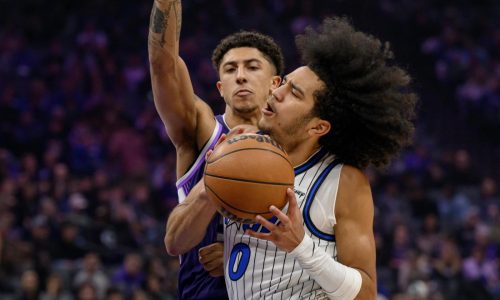 Magic se vale de triples para endilgar a Kings su 15ta derrota seguida