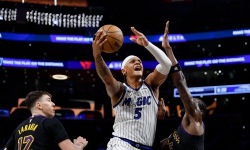 Wendell Carter Jr. anota el tiro decisivo en triunfo del Magic 110-109 ante Lakers