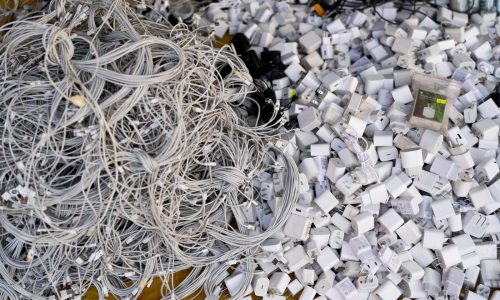 Malasia prohíbe importación de residuos electrónicos y promete frenar vertidos ilegales