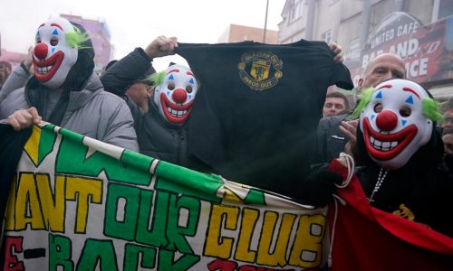 Con máscaras de payaso, aficionados del Man United protestan contra los dueños del club