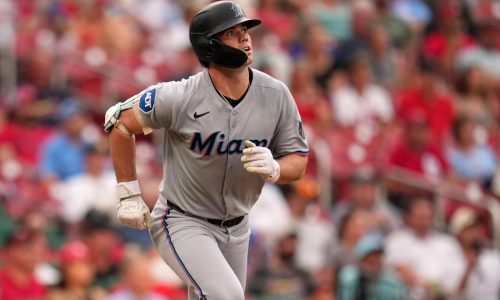 La batalla de Graham Pauley por la 3ra base de los Marlins se frena por rigidez en el antebrazo