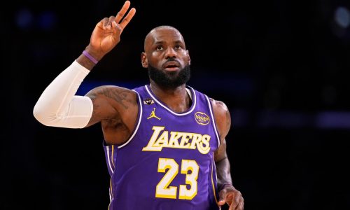 LeBron James, el jugador de más edad con un triple-doble, en triunfo de Lakers sobre Mavs