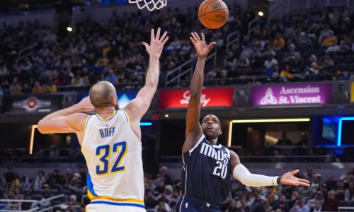 Middleton y P.J. Washington impulsan a Mavs y cortan una racha de 10 derrotas al vencer a Pacers