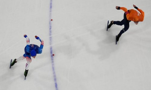 Patinador de EEUU Jordan Stolz suma 2º oro olímpico al ganar en los 500 metros