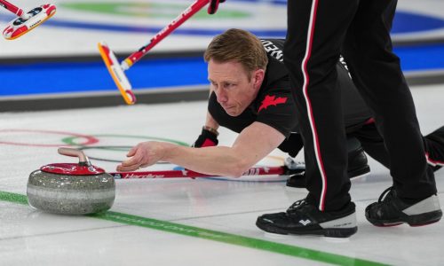Canadá recibe advertencia tras acusaciones de trampa e insultos en curling olímpico de invierno