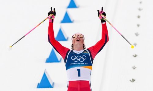 Klaebo rompe récord en esquí de fondo y Stolz queda cuarto en patinaje de velocidad