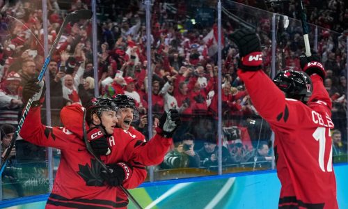 Canadá avanza a final del hockey masculino gracias a gol de MacKinnon