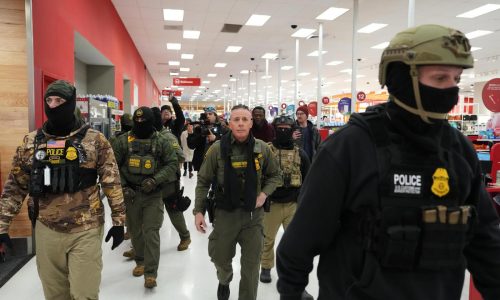 Manifestantes presionan a Target para que se oponga a redadas migratorias en Minnesota