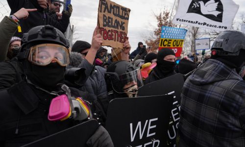 Policía arresta a docenas de manifestantes en protesta por la muerte de Renee Good en Minneapolis