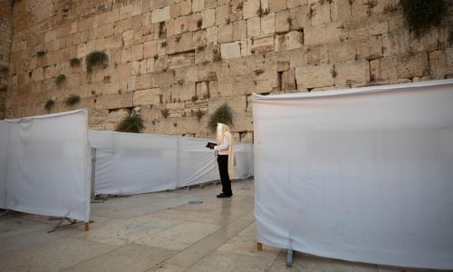 Parlamento israelí avanza para prohibir rezos mixtos en el Muro de los Lamentos de Jerusalén