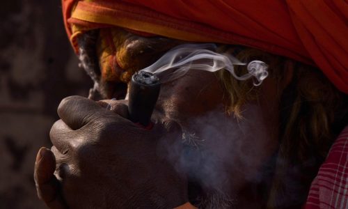 El humo de cannabis llena el aire en el festival Shivaratri de Nepal