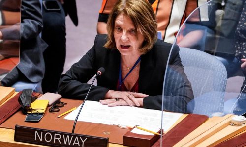 Embajadora noruega renuncia en medio de críticas por supuestos vínculos con Epstein