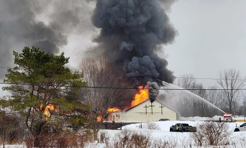 Explosión en iglesia del norte de Nueva York deja 5 heridos, incluidos varios bomberos