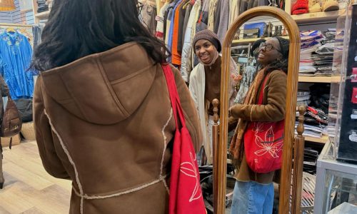 Tienda musulmana de segunda mano en NY combina moda modesta, fe y sostenibilidad