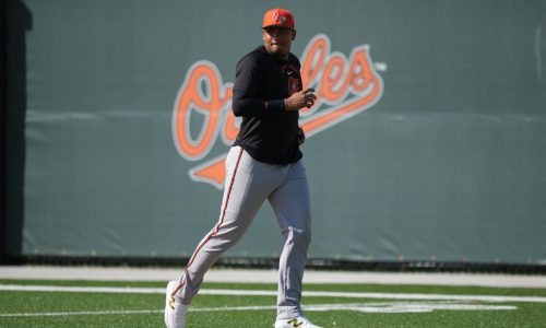 Samuel Basallo, receptor domimicano de Orioles, sale de juego tras jugada en el plato