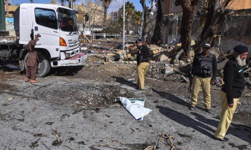 Pakistán asegura que abatió a 145 “terroristas respaldados por India” luego de una serie de ataques