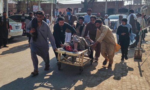 Una bomba mata a dos personas y deja varios heridos ante una comisaría en Pakistán