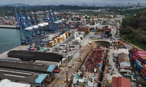 AP Explica: ¿Qué está pasando con los puertos en las entradas del Canal de Panamá?