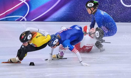 Polaca Kamila Sellier sale en camilla, herida en un ojo por patín en los 1.500 metros