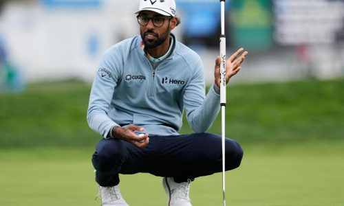 Rachas de grandes birdies de Bhatia lo ayudan a superar el viento y a liderar en Pebble Beach