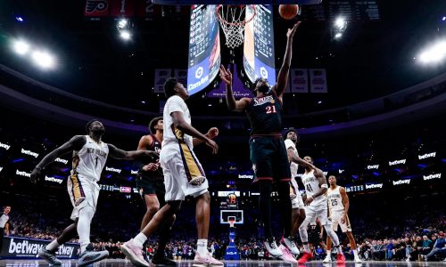 40 puntos de Embiid llevan a 76ers a victoria sobre Pelicans tras suspensión de Paul George
