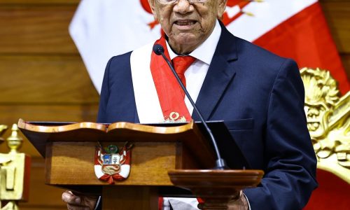 Presidente interno de Perú nombra a exministra de economía como jefa de gabinete