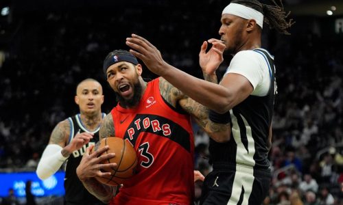 Raptors vencen 122-94 a Bucks y cortan racha de 3 triunfos de Milwaukee