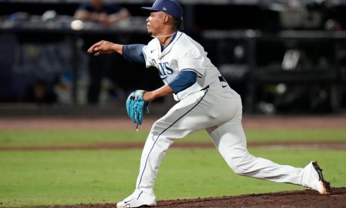 Relevista de Rays Edwin Uceta no se sintió bien al probar su hombro