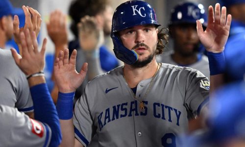 El infielder Vinnie Pasquantino acuerda por dos años y 11,1 millones con los Reales