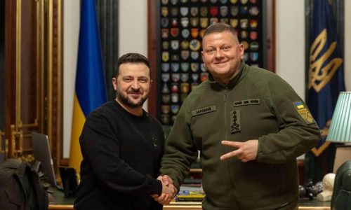 Exjefe del ejército, considerado el principal rival de Zelenskyy, revela sus desavenencias a la AP