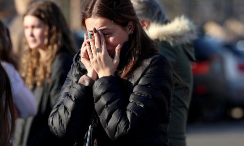 La policía atribuye a un buen samaritano el fin de un tiroteo en pista de hielo de Rhode Island