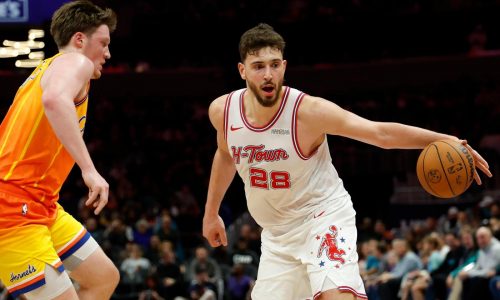 Durant anota 35 puntos y Rockets aguantan para vencer a Hornets por 105-101