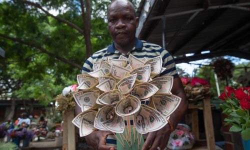 Ramos de dinero rivalizan con flores como codiciadas muestras de amor en Zimbabue por San Valentín