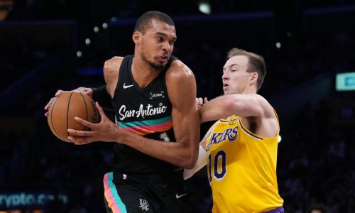 Victor Wembanyama anota 37 de 40 en la 1ª mitad y Spurs aplastan 136-108 a Lakers incompletos