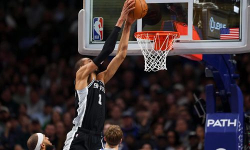 Wembanyama anota 29 puntos y Spurs vencen a Mavs pese a otra noche estupenda de Flagg