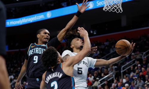 Se caldean los ánimos en la 1ra mitad del Spurs-Pistons, duelo de dos de los mejores de la NBA