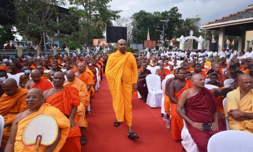 Protestan monjes budistas en Sri Lanka en defensa de su papel en asuntos de Estado