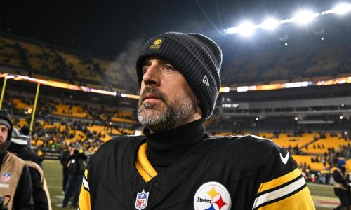 El gerente general de Steelers aguarda una decisión más rápida de Rodgers este año