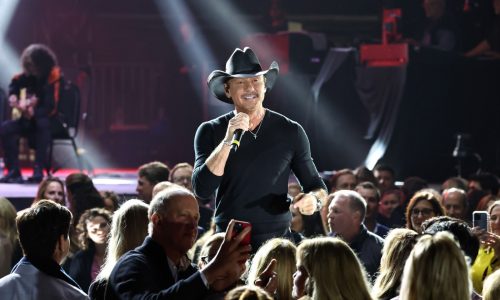 Country star Tim McGraw to headline Target Field in August