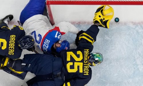Olympic men’s hockey: Late goal lets Slovakia advance