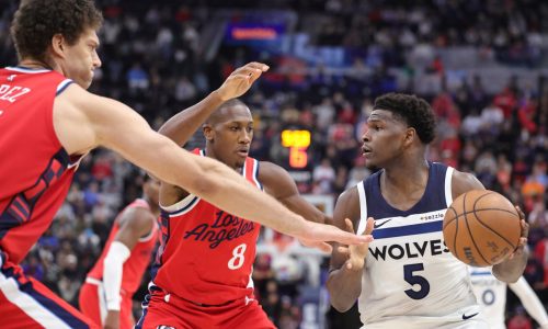Timberwolves grit out win at Clippers