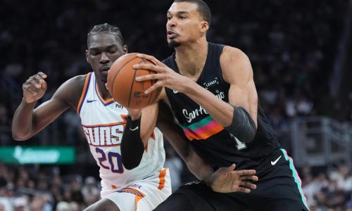 Spurs apabullan a Suns 121-94 en Austin para su 7ma victoria seguida