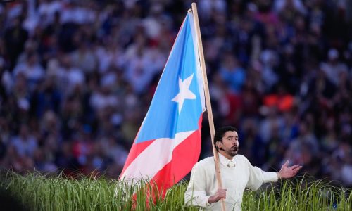 Bad Bunny es reconocido por Academia Puertorriqueña de la Lengua Española