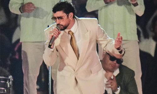 Fans se apresuran a aprender español antes del show de medio tiempo de Bad Bunny en el Super Bowl