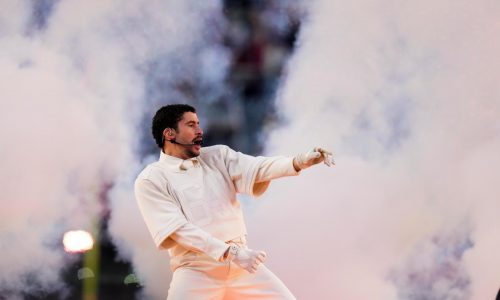 AP Fotos: Los momentos destacados del medio tiempo en el Super Bowl 60