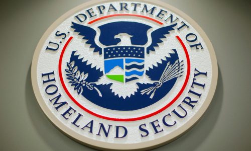 Un agente migratorio de EEUU baleó de muerte a un hombre de Texas en 2025, según registros