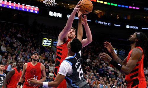 Holiday y Clingan conducen a Trail Blazers hacia victoria de 135-119 ante Jazz
